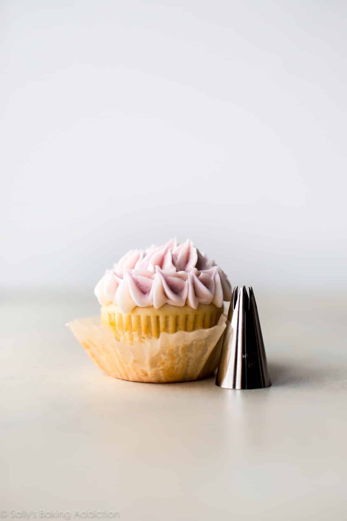 cupcakes decorated with buttercream like hydrangeas